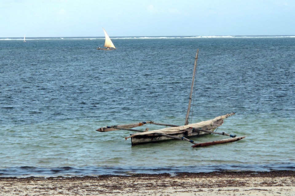 Boot am Strand von Mombasa