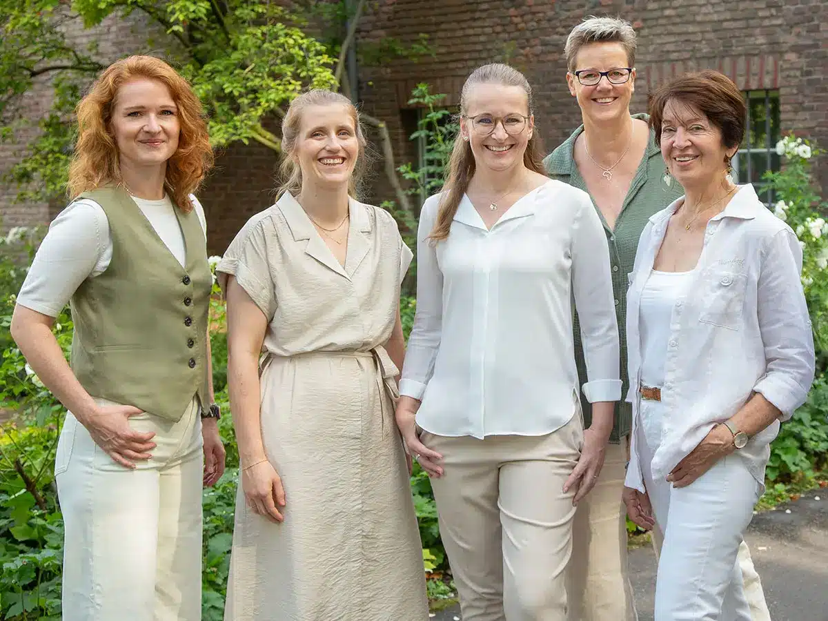 Gruppe von Frauen lächelt zusammen auf einer Reise